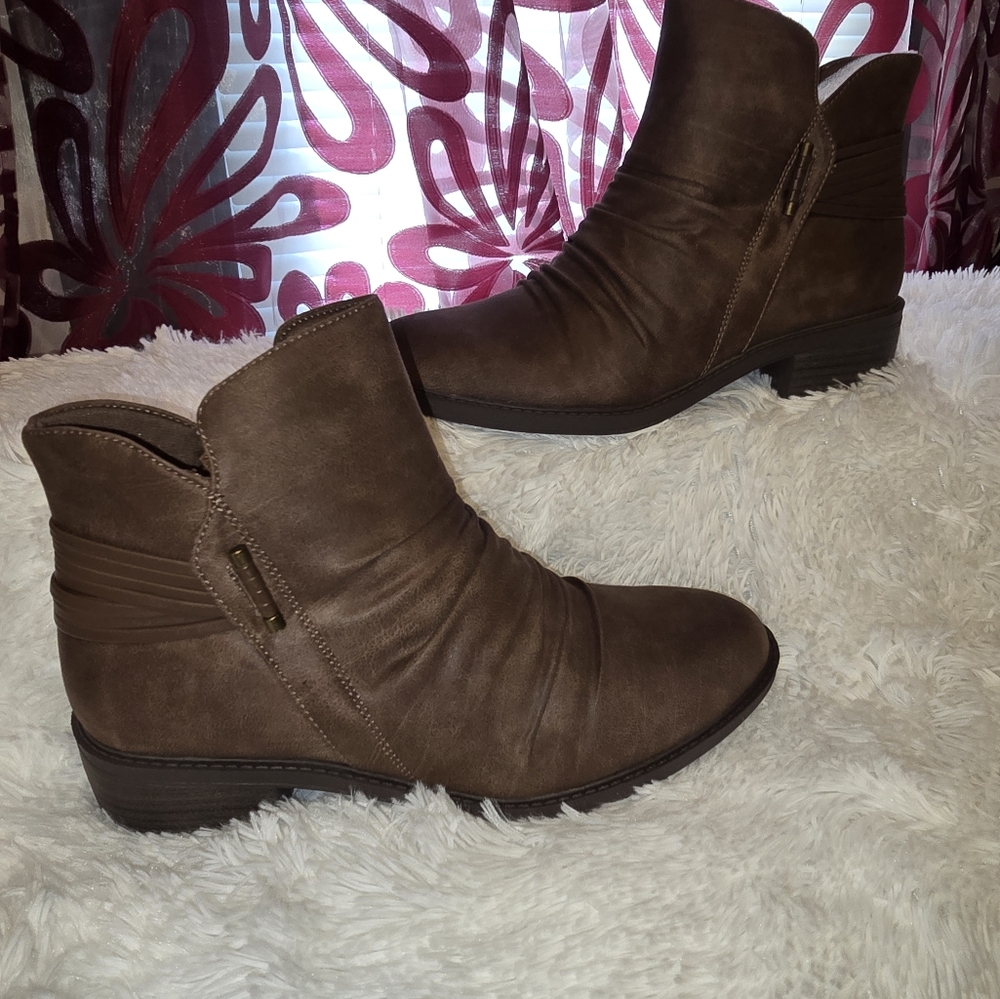NWT Women's Brown Suede Boots